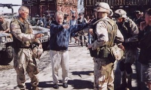 ridley-scott-sul-on-th-set-of-black-hawk-down